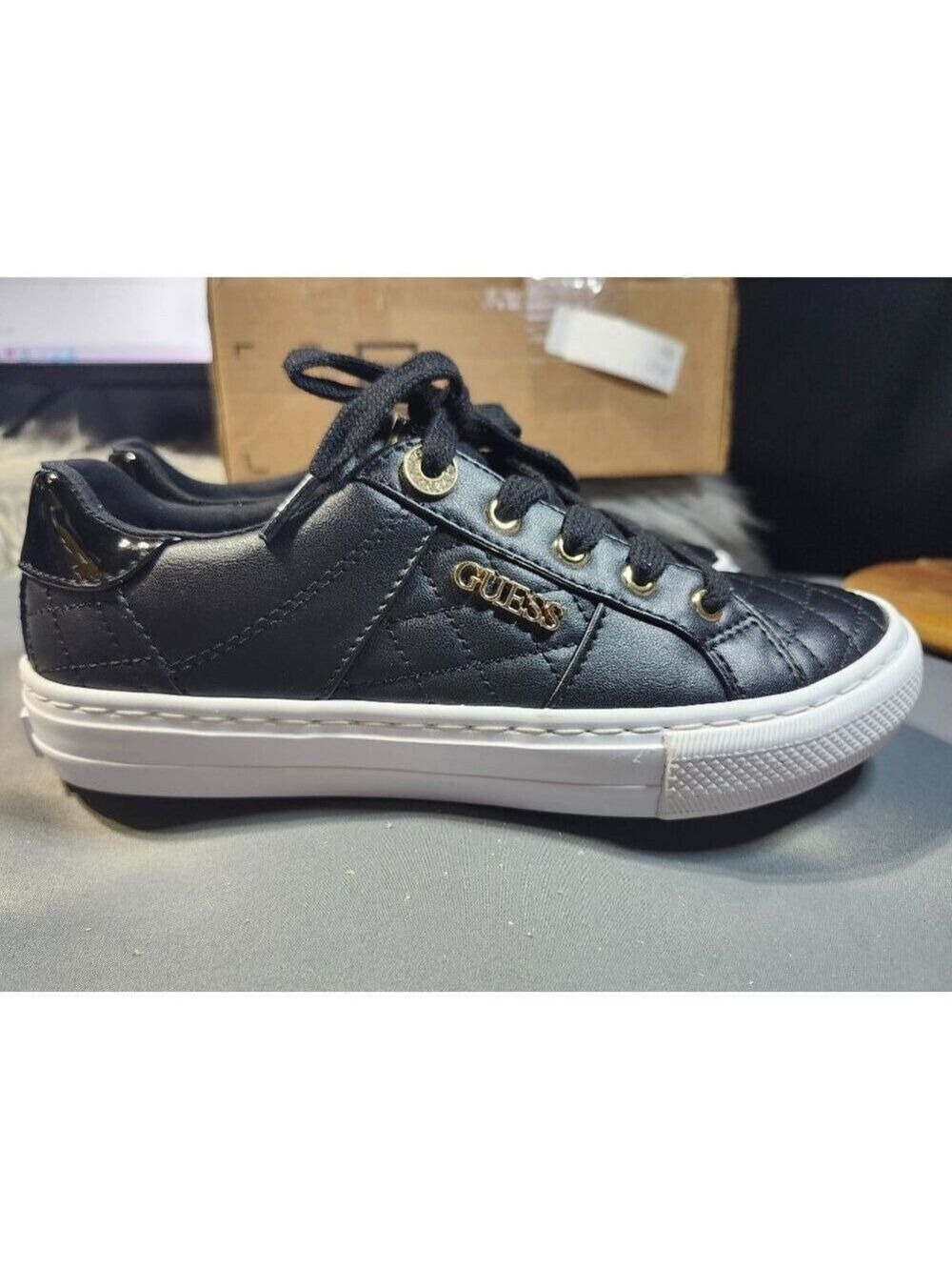 GUESS LOVEN lace-up SNEAKERS - SIZE 8.5M - BLACK/gold -